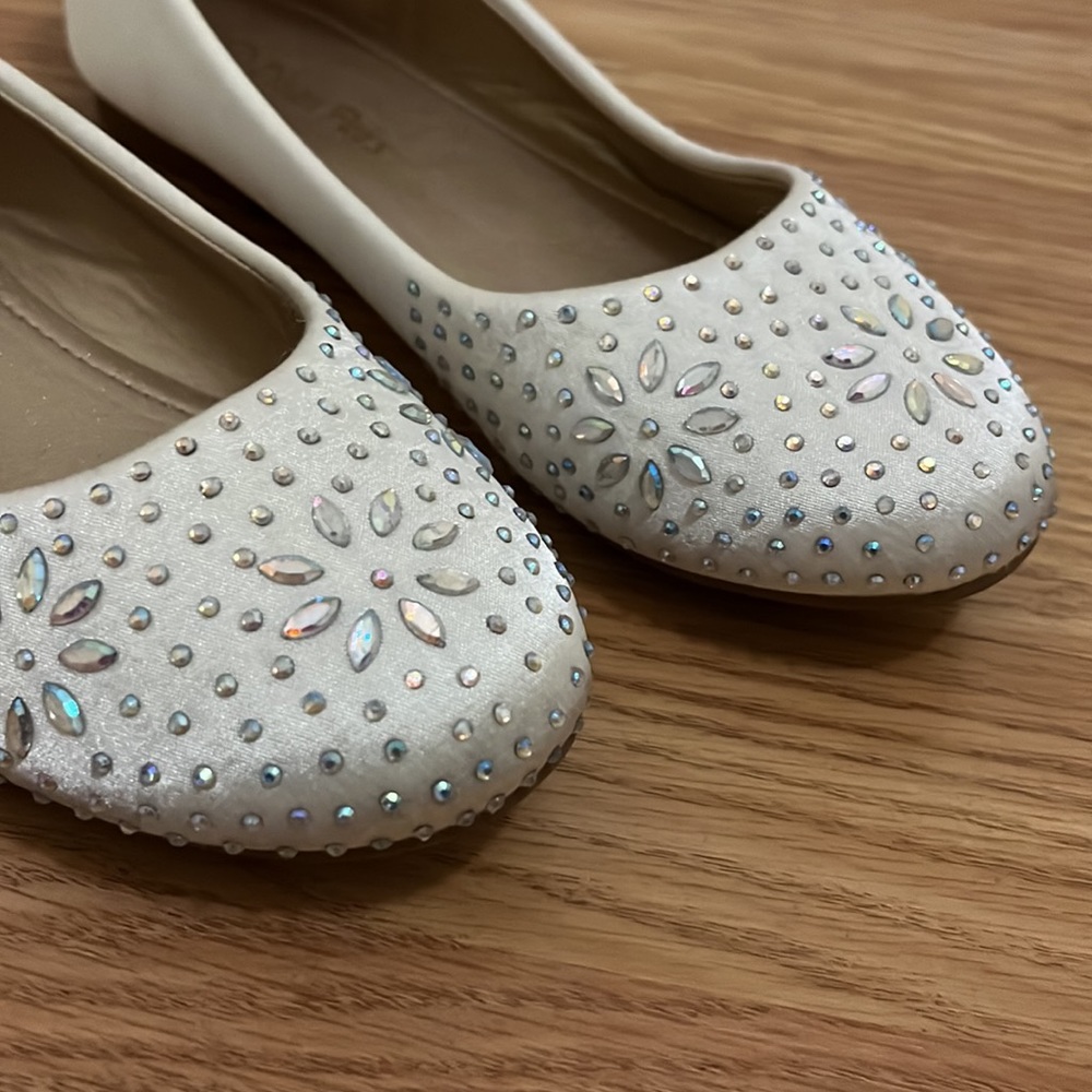 Dream Pairs Jeweled shoes - Picture 4 of 15